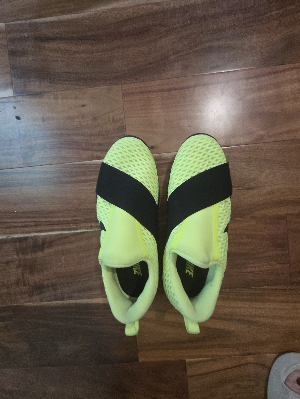 Nike Womens Free Connect Volt/Black-White trainers. 